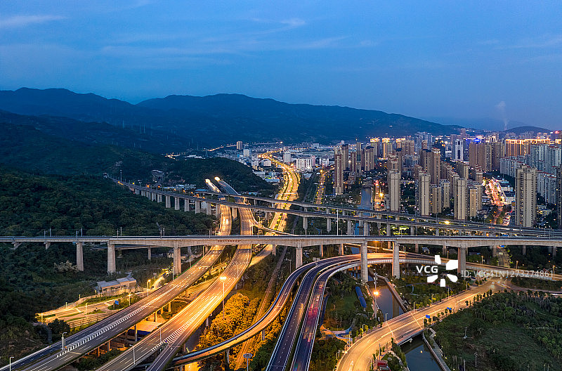 现代城市中错综复杂的平行桥夜景鸟瞰图片素材