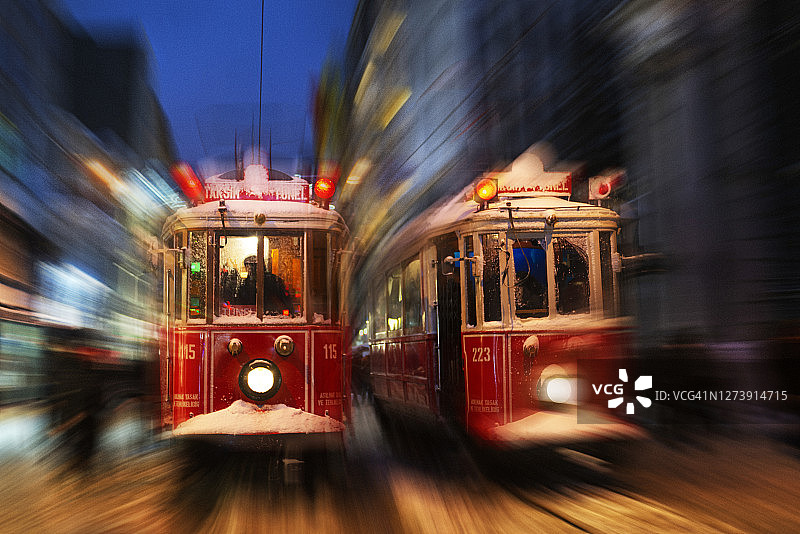 伊斯坦布尔夜间的红色有轨电车图片素材