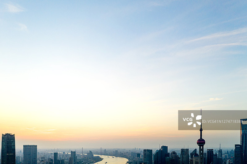 黄浦江畔的上海城市天际线图片素材