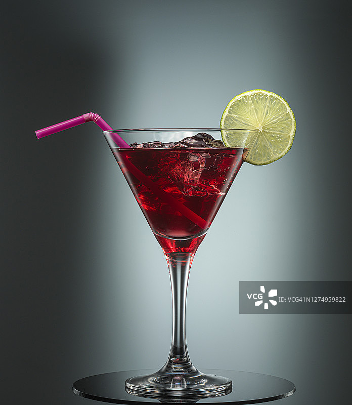马提尼杯中的红色鸡尾酒图片素材