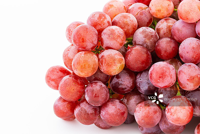 成熟的红葡萄孤立在白色背景。与剪切路径图片素材