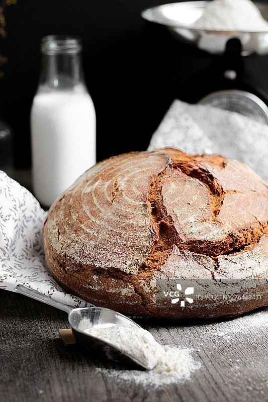 在简陋的木质厨房里自制面包和面粉图片素材