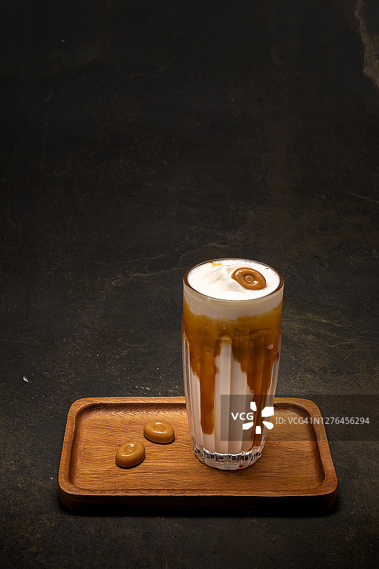 桌上放着一杯美味的冰咖啡图片素材