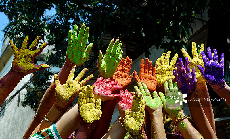 人们在胡里节展示他们彩色的手。图片素材