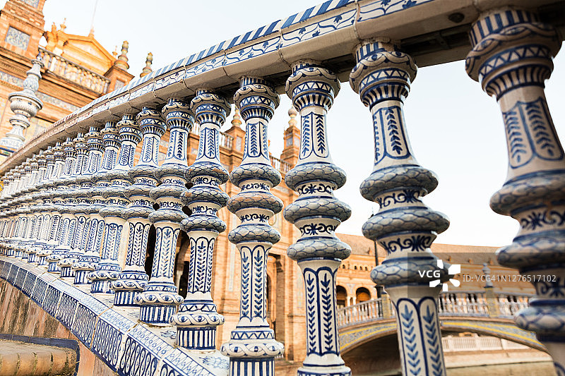 装饰扶手的行人桥广场España，塞维利亚图片素材