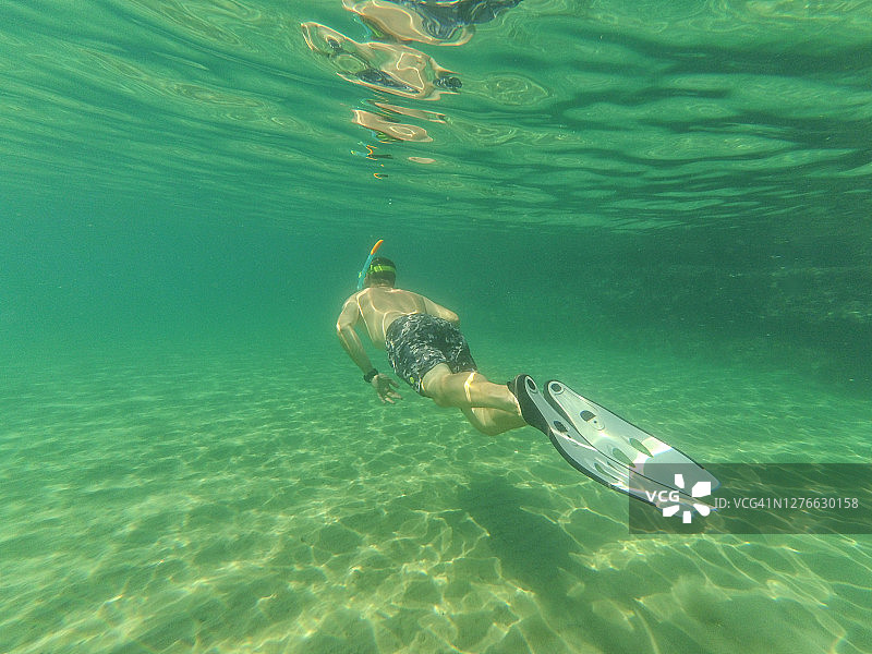 欧洲希腊扎金索斯岛，戴着面罩潜水的人图片素材