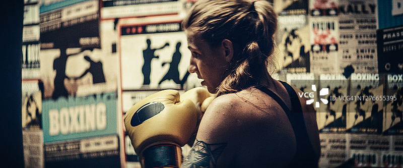 女拳击手拳击袋会议图片素材