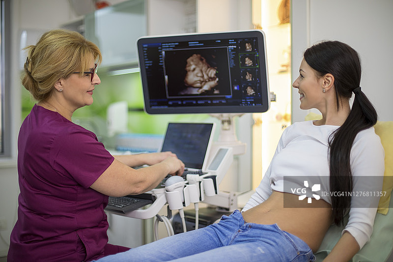 医生给孕妇做超声波检查。图片素材