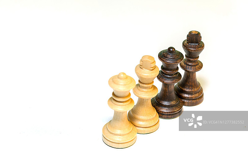 观察到孤立的近距离棋子在白色的背景。代表团队合作，战略，力量，战斗，逻辑游戏。图片素材