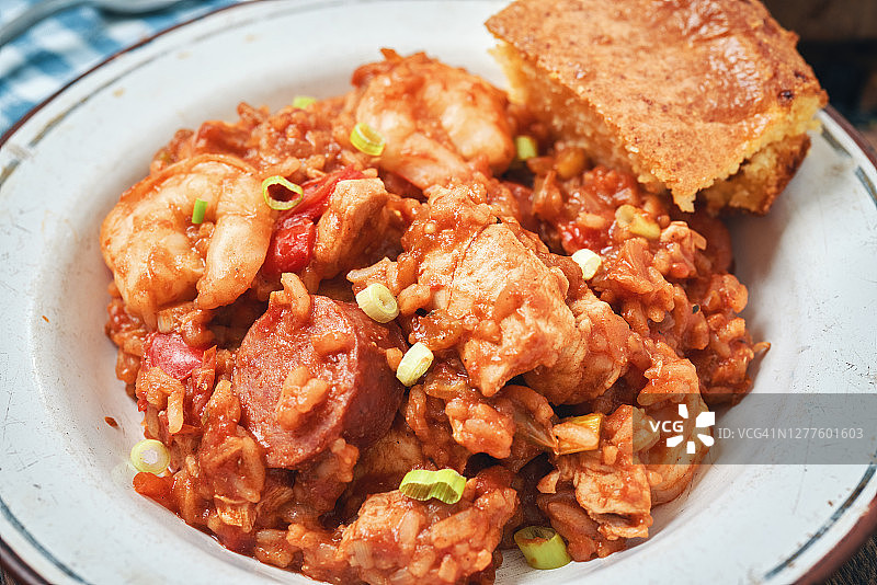 舒适的食物卡津风格鸡，虾和香肠什锦在一个铸铁锅图片素材