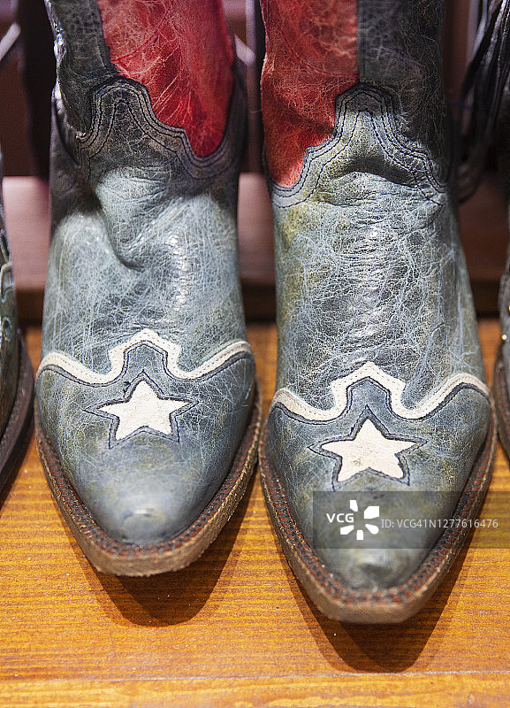 出售的旧牛仔靴图片素材