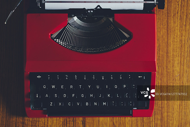 红色老式打字机的特写图片素材