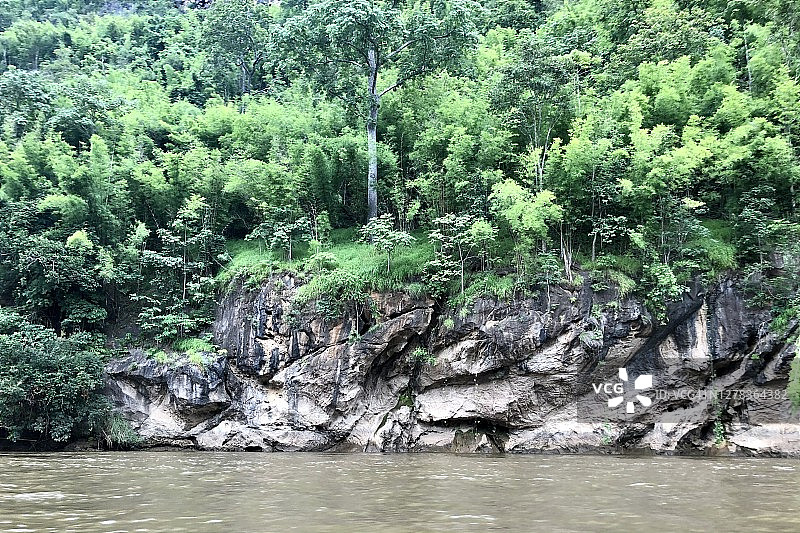 河花(Khwai)风景:森林的岩石悬崖。图片素材