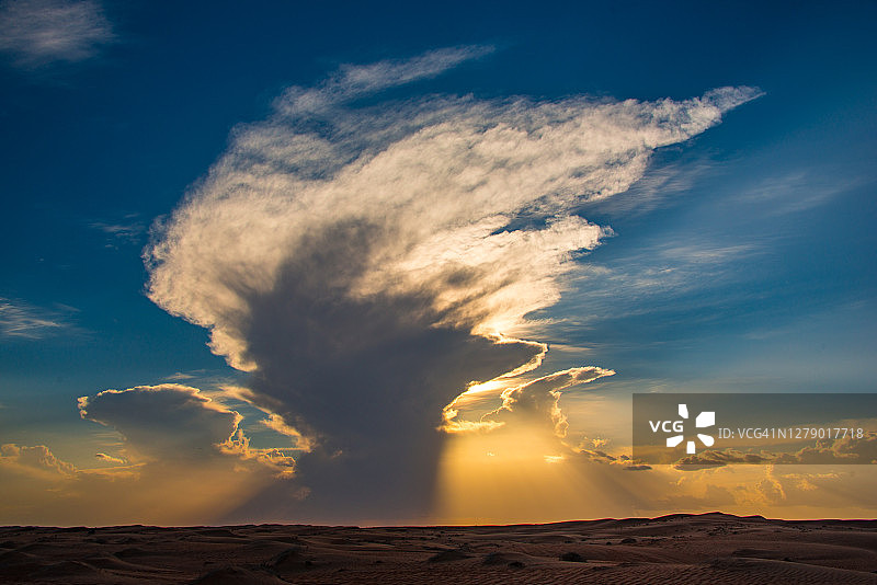 沙丘在戏剧性的金色日落，比迪亚沙漠，阿曼图片素材