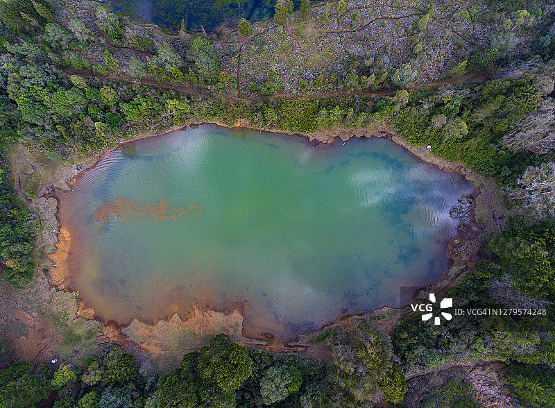 奇异的绿色和蓝色瓜尔内泻湖在森林中靠近麦德林，安蒂奥基亚/哥伦比亚图片素材