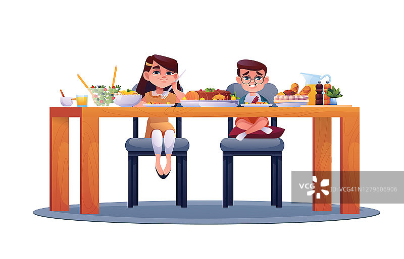 学龄前儿童吃隔绝的食物。向量男孩和女孩坐在桌子旁，吃着饭。沙拉和肉，火腿和面包，香料和果汁。午餐时微笑的白人孩子们，该吃点心了图片素材