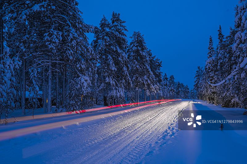 芬兰，拉普兰，北极圈，在冰雪覆盖的冬季道路上行驶，道路状况十分危险图片素材