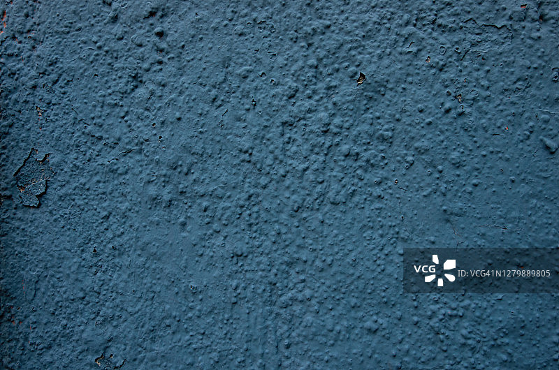 凹凸不平的建筑外墙粉刷成暗钢蓝色图片素材