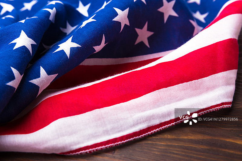 木制板上的美国国旗。图片素材