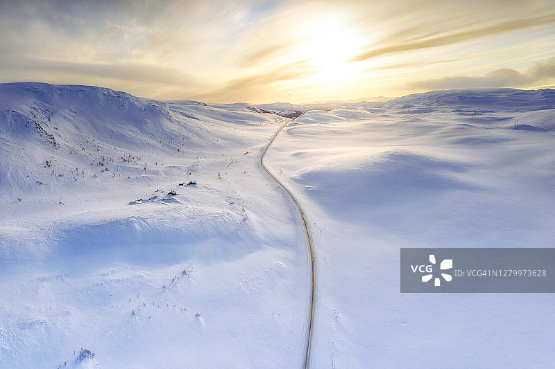 穿过白雪覆盖的山的道路，Sennalandet，芬兰马克，挪威图片素材