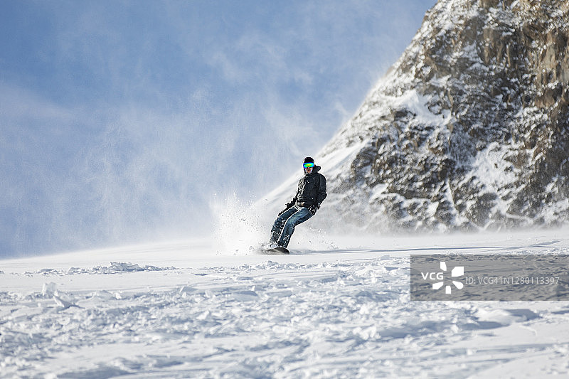 寒假在滑雪胜地图片素材