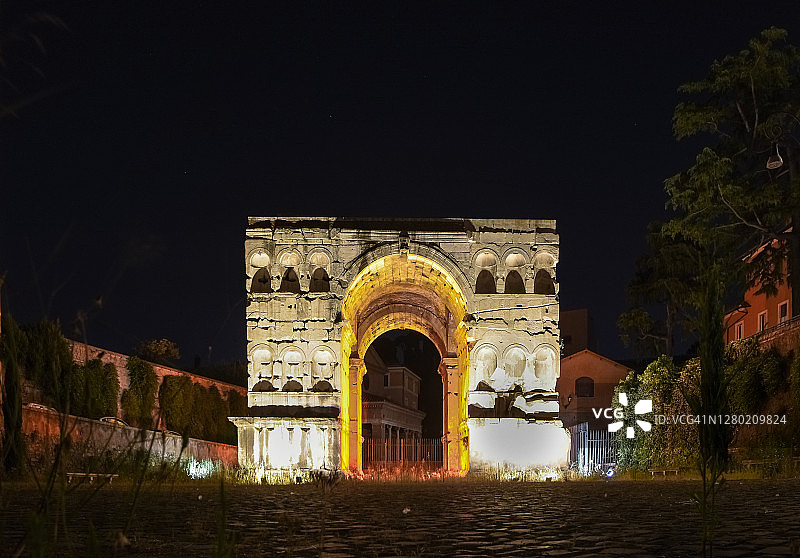 罗马，拉齐奥，意大利，Janus拱门(“Arco di Giano”)在夜晚被照亮图片素材