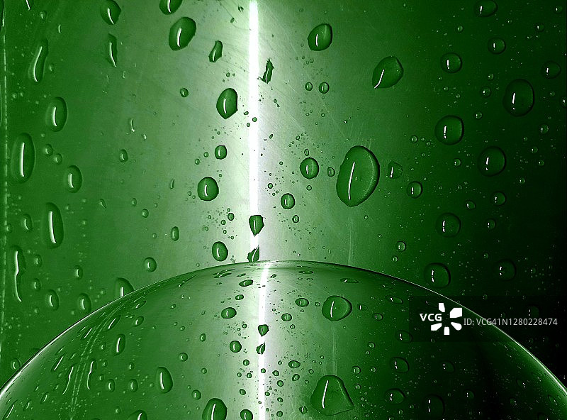 覆盖着雨滴的绿色塑料。图片素材