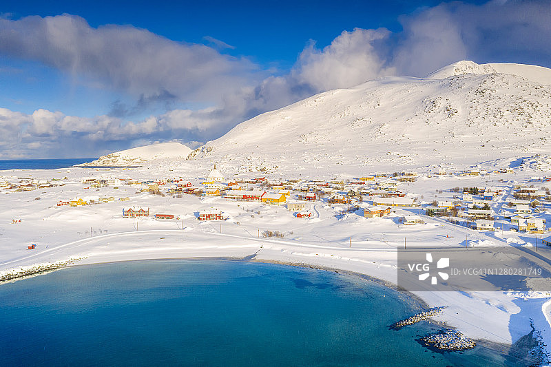 挪威芬马克的索罗亚岛，白雪覆盖的哈斯维克村图片素材