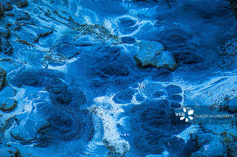 美台毛利人村的蓝色池塘图片素材