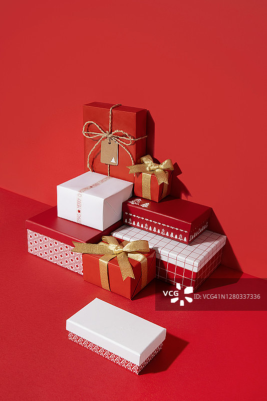 圣诞礼盒上的红白背景图片素材