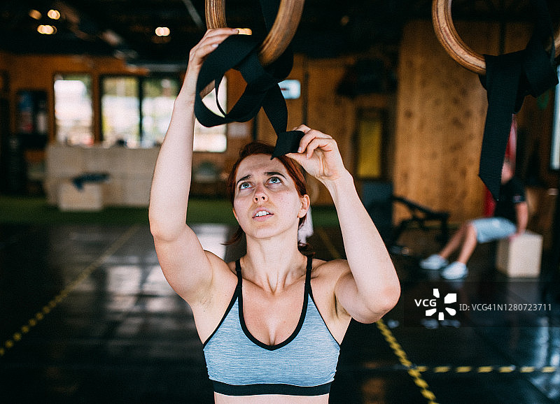 健身女性在体操吊环上锻炼图片素材