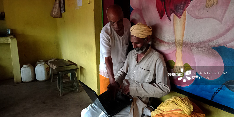 印度村民在使用技术设备图片素材