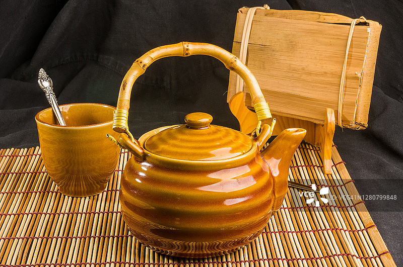 中国压普洱茶在竹叶包装和茶配件在竹席上，特写，宏观图片素材