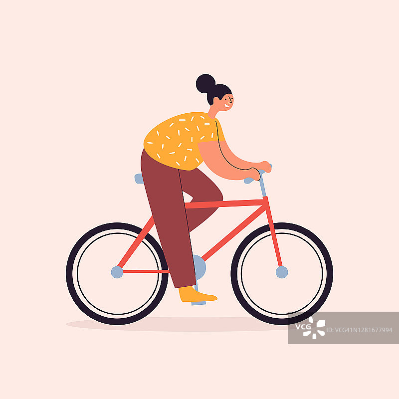 快乐的年轻女子骑着自行车。图片素材