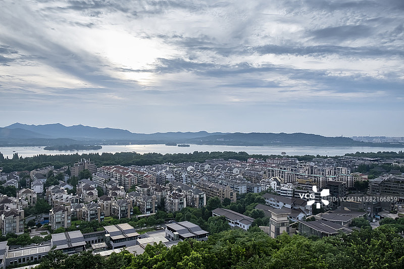 从中国杭州的山上俯瞰杭州的城市和西湖风景区图片素材