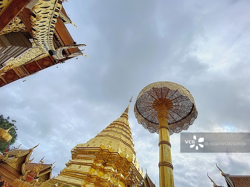 美丽的泰国寺庙金塔。图片素材