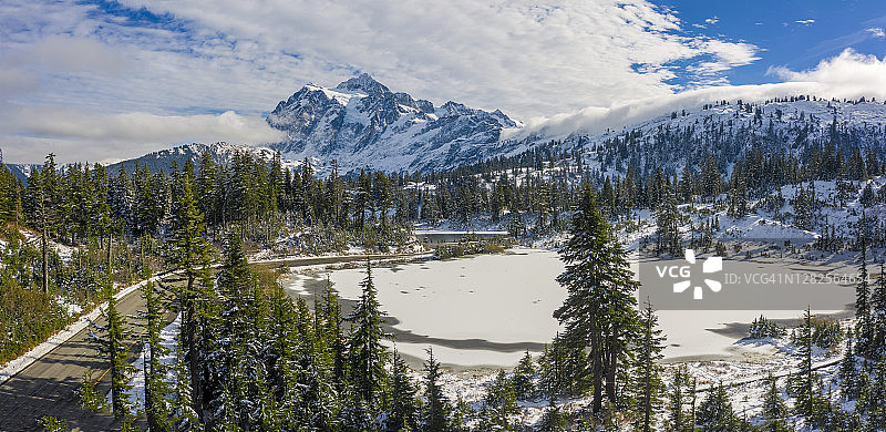 描绘冬日仙境中的湖和舒克山。图片素材