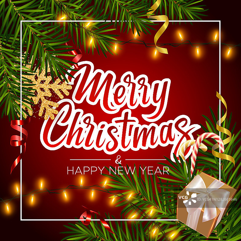 圣诞红色背景与现实的松枝，礼盒，糖果，蛇纹，闪光的金色雪花，字母圣诞快乐。圣诞和新年贺卡，海报，明信片，横幅图片素材