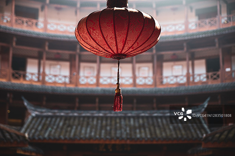 传统的中国红灯笼。庆祝中国新年的装饰品和装饰品。图片素材