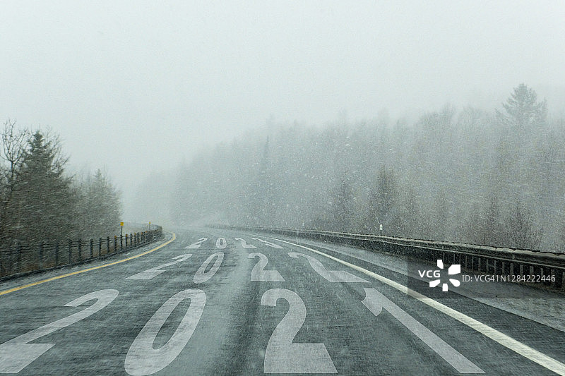 乡村公路在冬季暴风雪与2021 2022 2023公路上图片素材