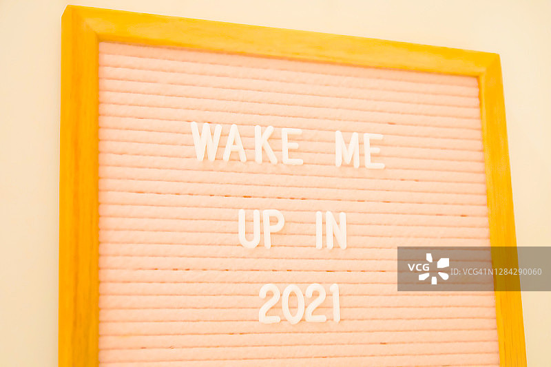 写着“2021年叫醒我”的字母板图片素材