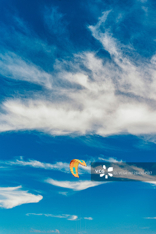 风筝在空中与美丽的云景在普拉亚做马丁哈尔附近的萨格利斯，葡萄牙图片素材