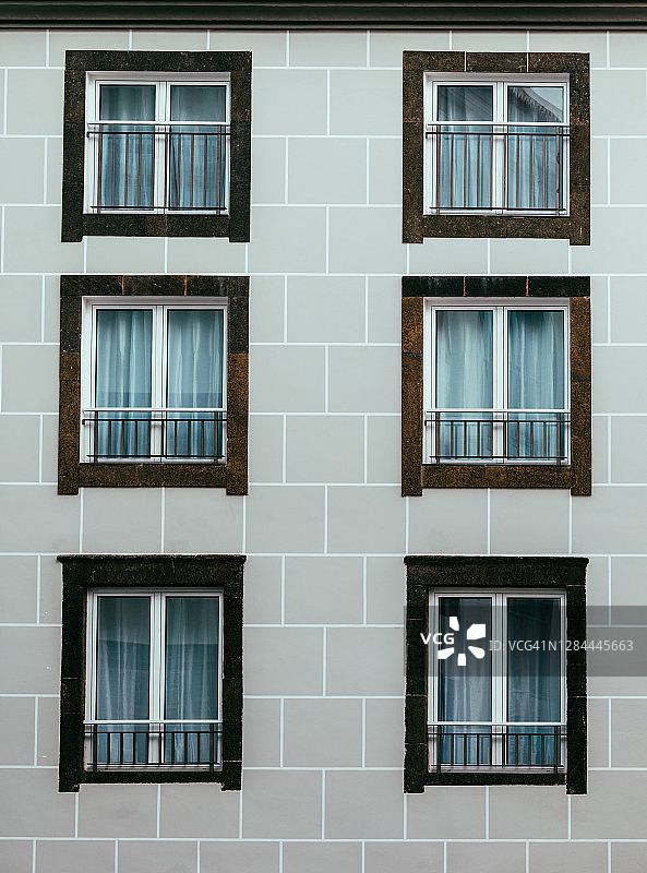 有许多窗户的住宅建筑的正面图片素材