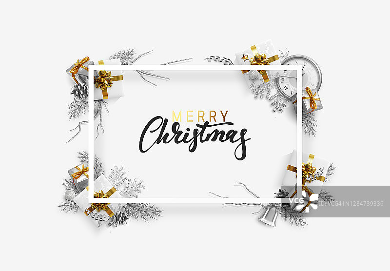 圣诞节明亮的背景用银色装饰。圣诞贺卡。新年快乐。有镶边的白色礼物、小彩球、闪亮的雪花、旧手表和金属箔图片素材