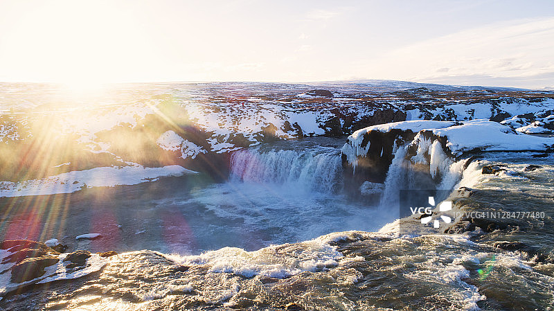 Godafoss瀑布是冰岛最壮观的瀑布之一。使用无人机拍摄的美丽鸟瞰图。图片素材
