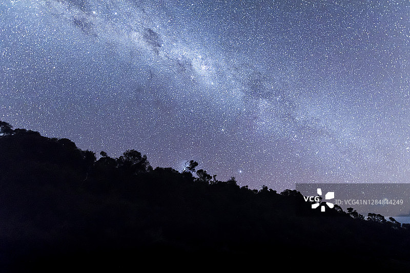 美丽的星夜在山上，清晰的视野银河系在南半球图片素材