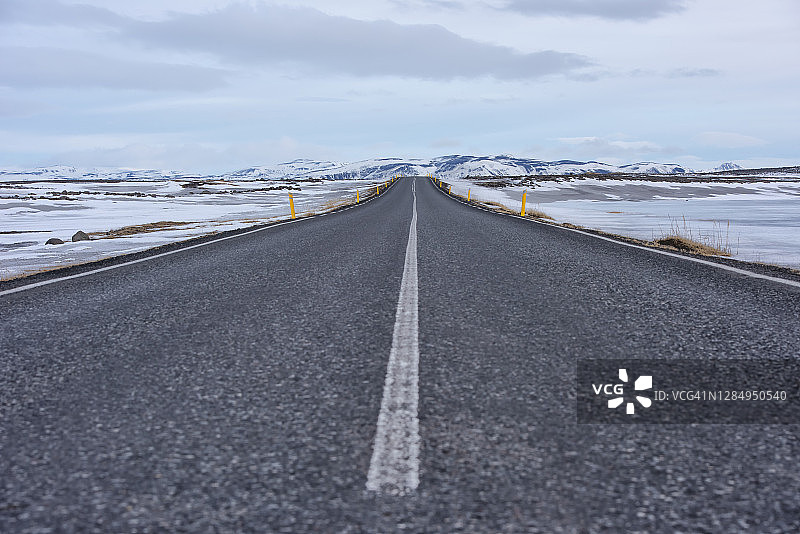 道路的景色是美丽的，覆盖着冰雪岛周围的冰岛。图片素材