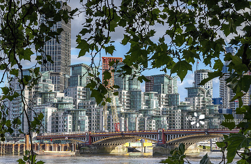伦敦沃克斯豪尔桥旁圣乔治码头的现代公寓楼图片素材