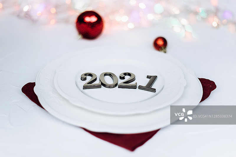 白色漂亮的盘子，红色的餐巾和圣诞玩具图片素材