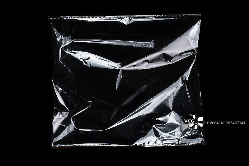 皱巴巴的透明塑料袋反射白光图片素材